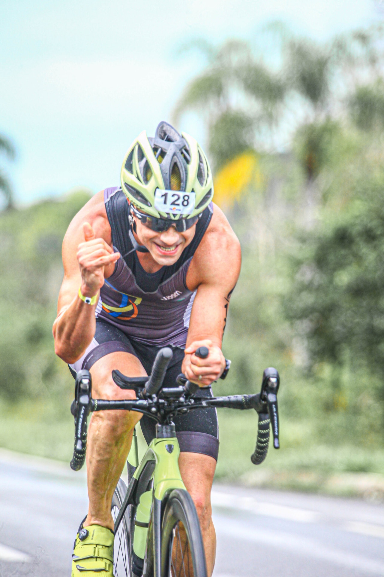 Tiago Conceição pedalando em prova de triathlon