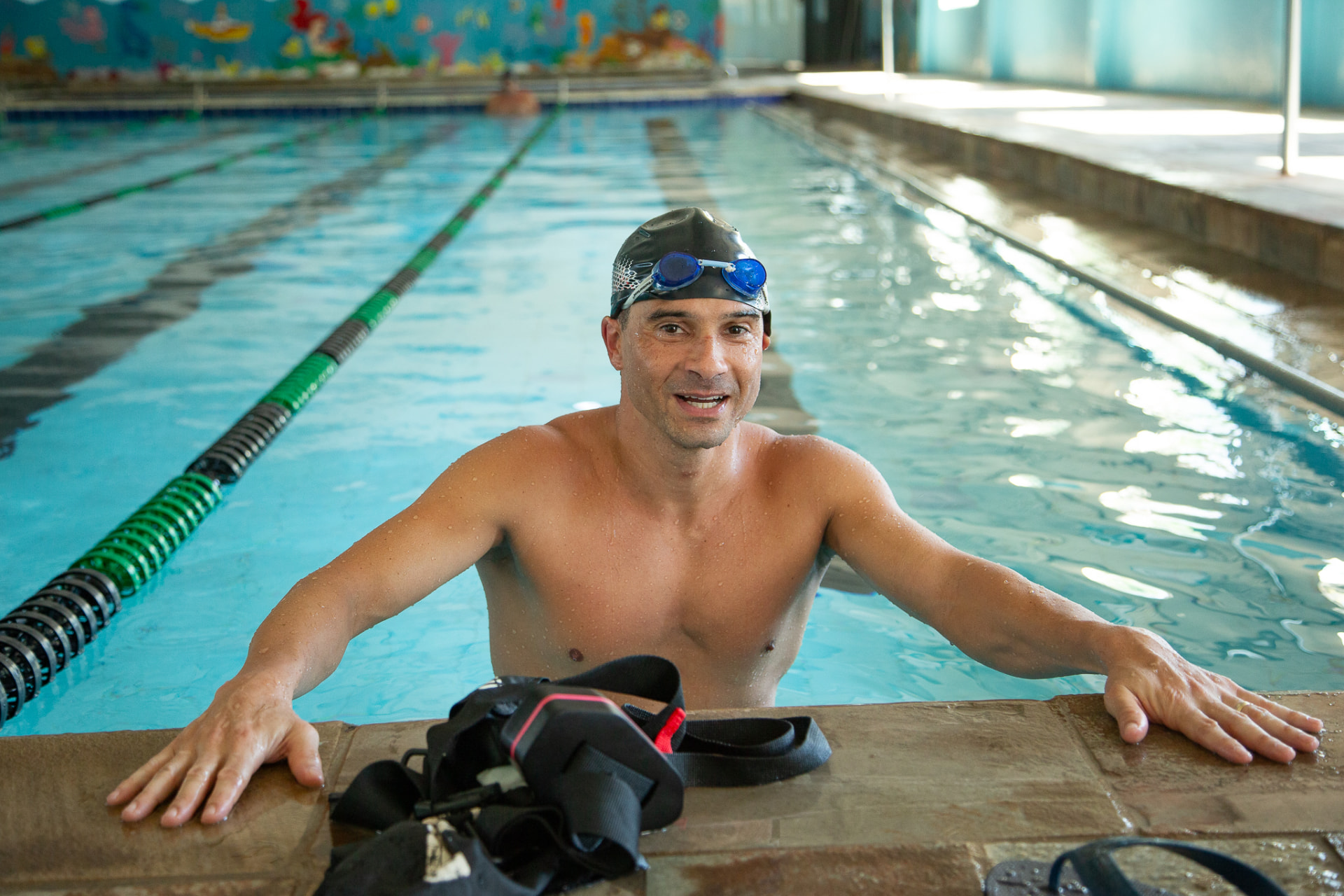 Tiago Conceição na piscina durante treino de natação competitiva