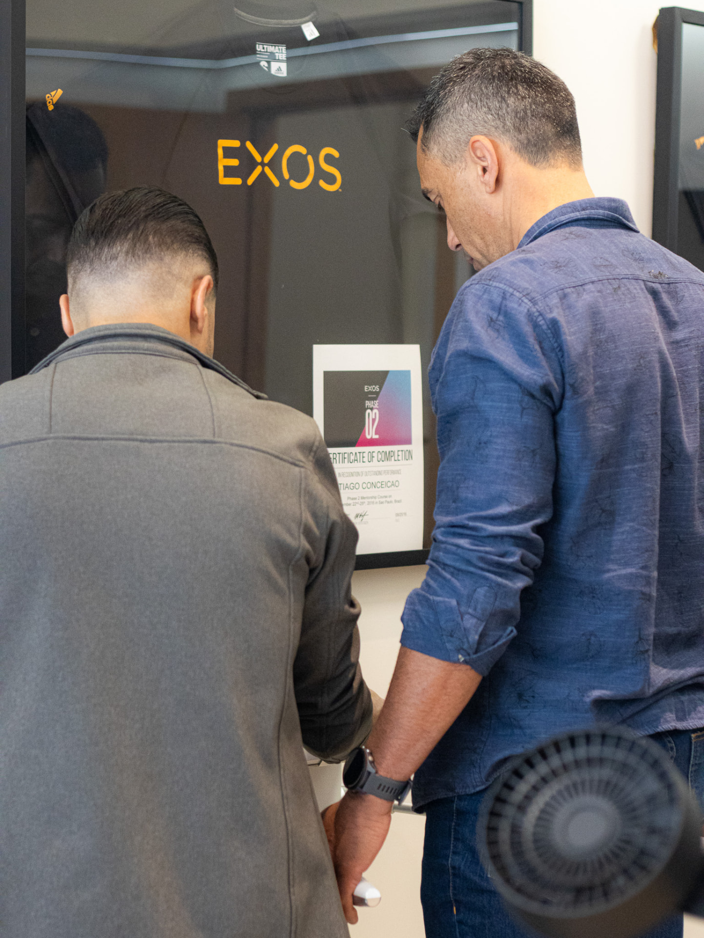 Certificado EXOS Phase 02 de Tiago Conceição na parede do consultório